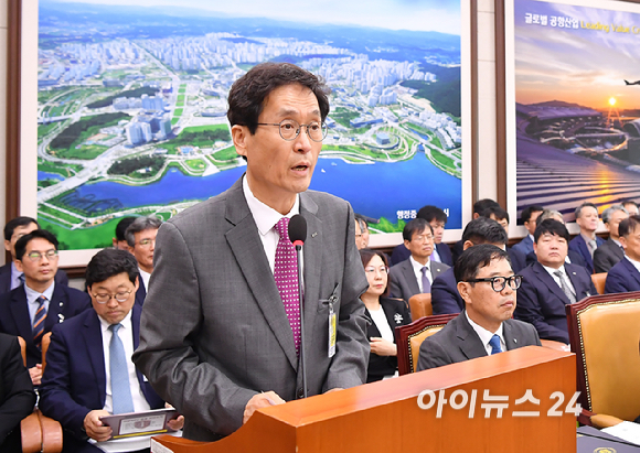 함진규 한국도로공사 사장이 16일 국회 국토교통위원회에서 열린 2025년도 국정감사에서 업무보고를 하고 있다. [사진=곽영래 기자]