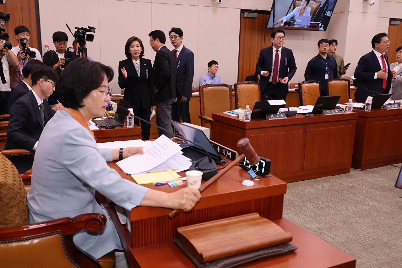 30일 국회 법제사법위원회 전체회의에서 더불어민주당 추미애 위원장이 대법원에 대한 현장검증 실시계획서 채택의 건을 의결하며 의사봉을 두드리고 있다.이에 반대하는 국민의힘 나경원 의원 등 위원들이 항의하며 회의장을 나가고 있다. 2025.9.30 [사진=연합뉴스]