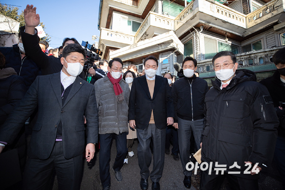 윤석열 국민의힘 대선 후보와 오세훈 서울시장이 13일 오후 서울 강북지역 주택 재건축 정비구역을 찾아 이동하고 있다. [사진=국회사진취재단]