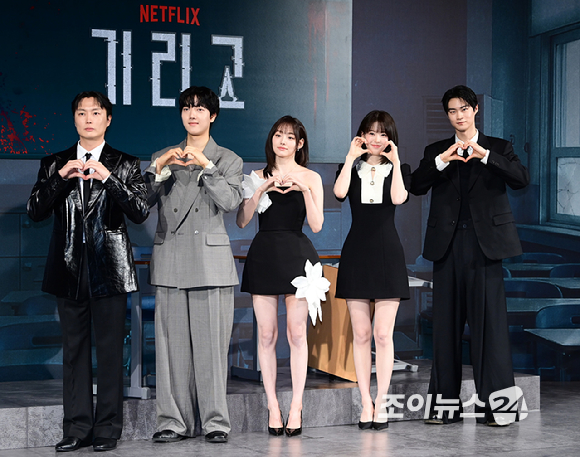 (왼쪽부터)노재원-이효제-강미나-전소영-현우석이 21일 오후 서울 CGV 용산아이파크몰에서 열린 넷플릭스 시리즈 '기리고' 기자간담회에 참석해 포즈를 취하고 있다. [사진=정소희 기자]