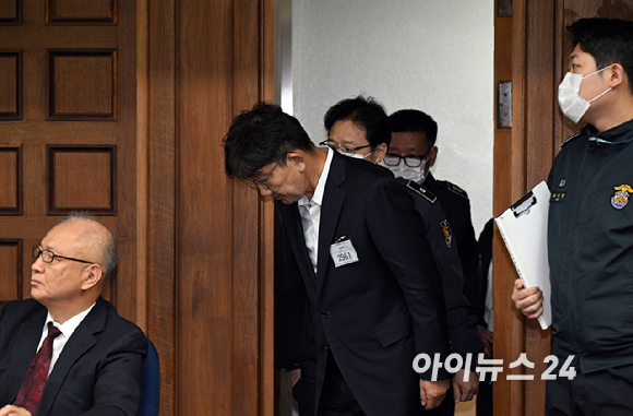 권성동 국민의힘 의원이 3일 서울 서초동 서울중앙지법에서 통일교로부터 불법 정치자금을 수수한 혐의 사건 1차 공판에 출석하고 있다. [사진=사진공동취재단]