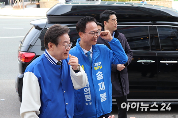 더불어민주당 이재명 대표가 27일 청주시 청원구 오창읍에서 송재봉 청주 청원 국회의원 후보와 지지자들을 만나고 있다. [사진=한준성 기자]