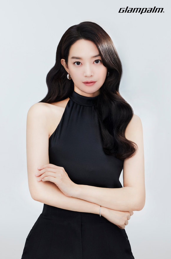 배우 신민아가 글램팜의 새 모델로 발탁됐다. [사진=글램팜]