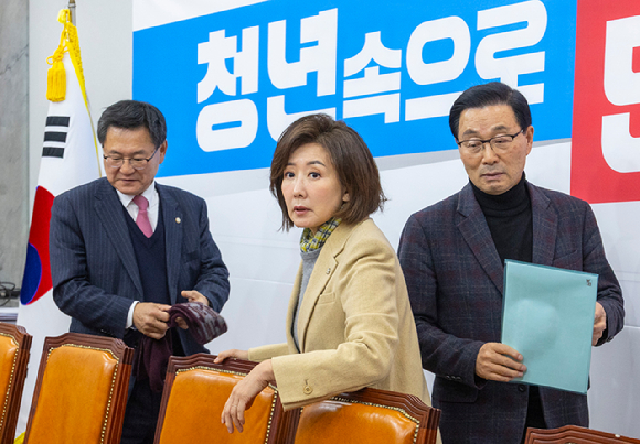 국민의힘 나경원 지방선거 총괄기획단 위원장과 위원들이 23일 국회에서 열린 지선 총괄기획단 전체 회의에 입장하고 있다. [사진=연합뉴스]