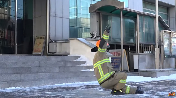 빙판길 낙상 사고가 끊이지 않는 가운데, 한 소방관의 슬릭백(공중부양 춤) 영상이 화제가 되고 있다. [영상=유튜브 채널 '소방관 삼촌']
