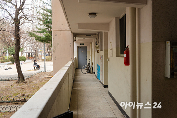 서울 노원구 상계주공5단지는 1987년 준공된 5층짜리 노후 아파트다. 현재 재건축이 진행 중이며, 한화 건설부문이 시공사로 선정돼 최고 35층, 5개 동, 총 996가구 규모의 단지로 탈바꿈되고 있다. 2026.02.26 [사진=김민지 기자]