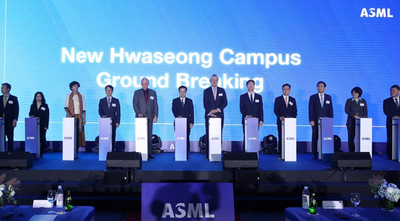 경기도 화성시 송동에서 김동연 경지도지사와 정명근 화성시장, 피터 베닝크 ASML CEO 등 관계자들이 참석한 가운데 ASML 화성 반도체클러스터 기공식을 하고 있다. [사진=경기도청 ]