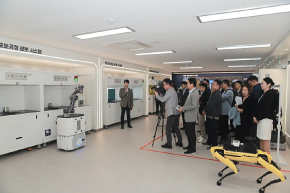 클로봇이 '경북 물류&middot;이송 AI+로봇 플래그십 거점&rsquo; 사업에 관제시스템 및 디지털트윈 시스템을 구축했다. [사진=클로봇]