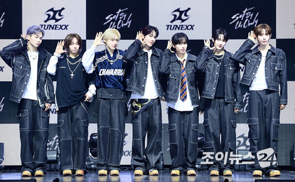 3일 오후 서울 광진구 광장동 예스24라이브홀에서 신인 보이그룹&nbsp;튜넥스(TUNEXX)&nbsp;첫 번째 미니 앨범 '셋 바이 어스 온리'(SET BY US ONLY) 발매 기념 쇼케이스가 열렸다.&nbsp;튜넥스가 포토타임을 갖고 있다. [사진=정소희 기자]