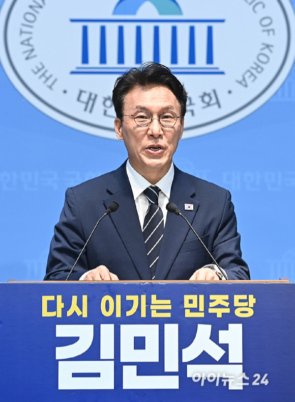 김민석 전 국무총리가 6일 서울 여의도 국회 소통관에서 더불어민주당 당대표 출마 선언 기자회견을 하고 있다. [사진=곽영래 기자]