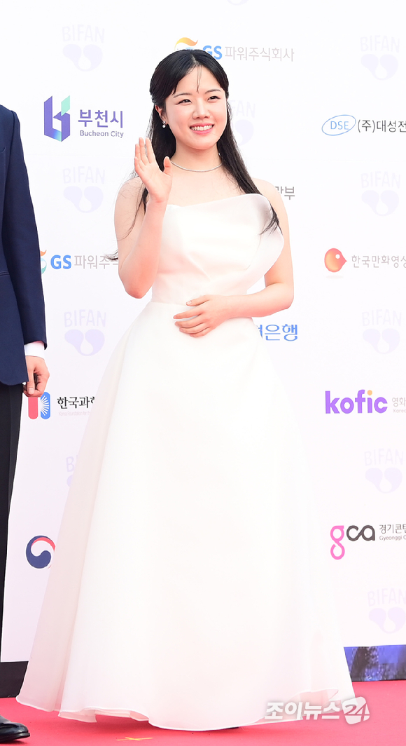 배우 김향기가 3일 오후 경기도 부천시 부천아트센터에서 열린 제29회 부천국제판타스틱영화제 레드카펫 행사에 참석하고 있다. [사진=정소희 기자]