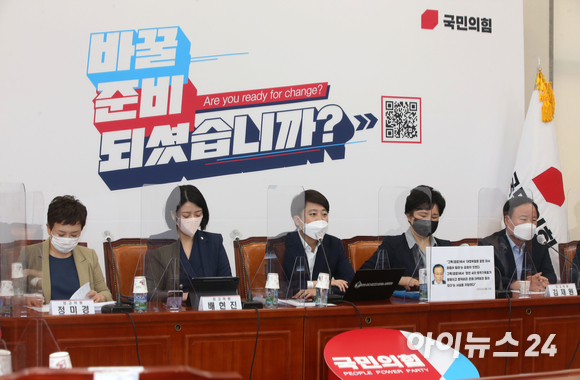 이준석 국민의힘 대표가 9일 오전 서울 여의도 국회에서 열린 최고위원회의에서 모두발언을 하고 있다.