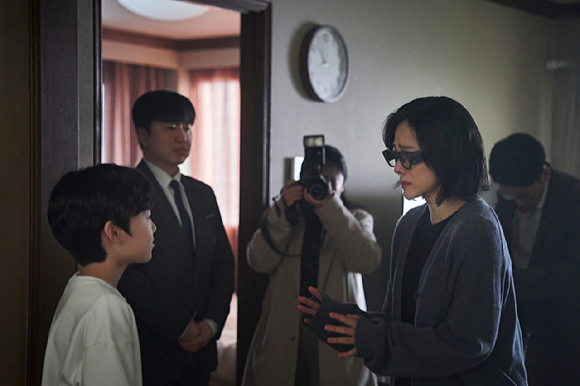 배우 김현주가 영화 '실낙원'에서 열연하고 있다. [사진=CJ ENM]