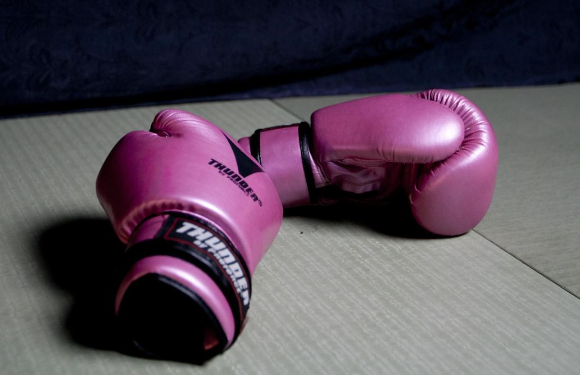 제주도서 열린 복싱대회에서 중학교 선수가 쓰러진 뒤 일주일 째 의식불명 상태다. 사진은 해당 선수 아버지가 항의하는 모습. [사진=제주MBC 캡처]