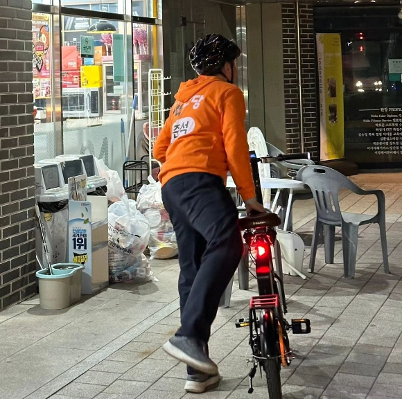 이준석 개혁신당 공동대표가 8일 새벽 자전거를 타고 선거 유세하러 가고 있다. [사진=이준석 SNS 갈무리]