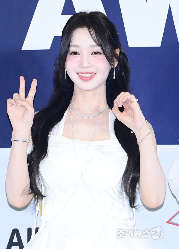 그룹 씨야(See Ya)가 27일 경기 고양시 킨텍스에서 열린 2026 케이 월드 드림 어워즈(K WORLD DREAM AWARDS)' 블루카펫에 참석하고 있다. [사진=정소희 기자]