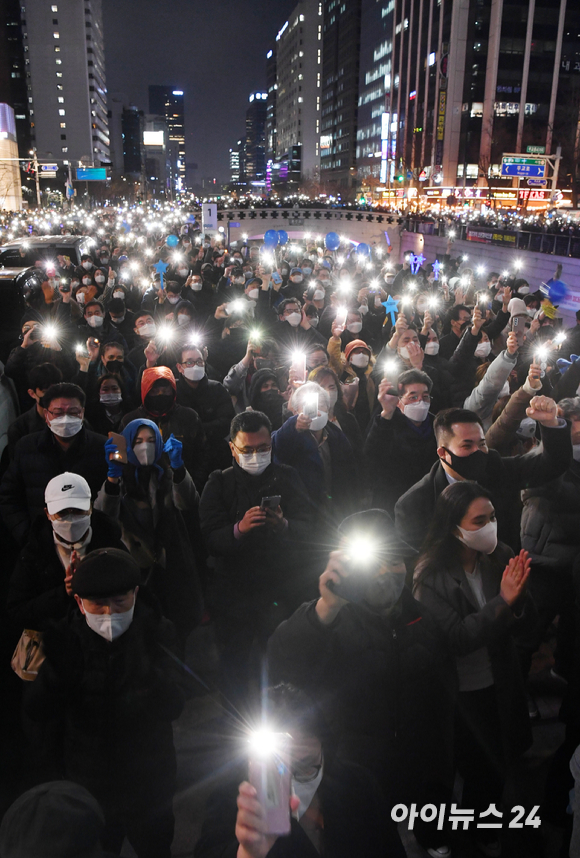 8일 오후 서울 광화문 청계광장에서 열린 이재명 더불어민주당 대선 후보의 '국민의 꿈이 이재명의 꿈입니다' 서울 집중 유세에서 시민들이 이 후보를 지지하고 있다. [사진=국회사진취재단]