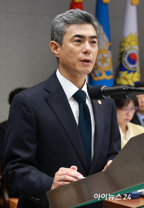 강신철 국방부 장관이 7일 서울 용산구 국방부에서 열린 국회 국방위원회의 국방부에 대한 국정감사에서 업무보고를 하고 있다. [사진=국회사진기자단 ]
