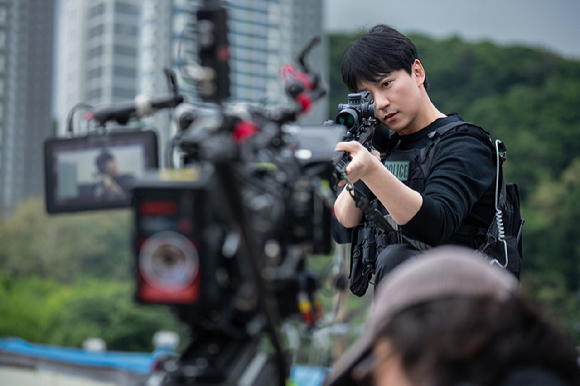 배우 김남길이 넷플릭스 시리즈 '트리거' 인터뷰에 앞서 포즈를 취하고 있다. [사진=넷플릭스]