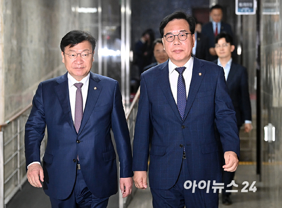 송언석 국민의힘 원내대표가 24일 서울 여의도 국회에서 열린 원내대책회의에 참석하고 있다. [사진=곽영래 기자]