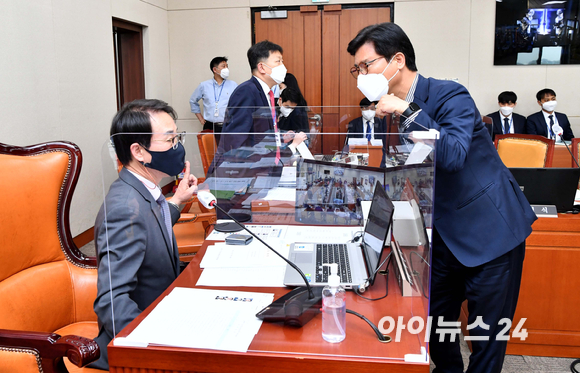 26일 서울 여의도 국회에서 이종호 과학기술정보통신부 장관 후보자 인사청문회 실시계획서 채택 및 법안처리를 위해 열린 과학기술정보방송통신위원회 전체회의에서 이원욱(왼쪽) 위원장과 야당 간사인 김영식 국민의힘 의원이 대화하고 있다. [사진=김성진 기자]