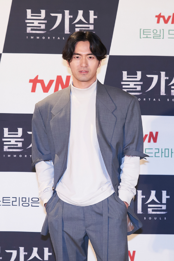 배우 이진욱이 15일 온라인으로 진행된 tvN 새 토일드라마 '불가살' 제작발표회에 참석해 포즈를 취하고 있다. [사진=tvN]