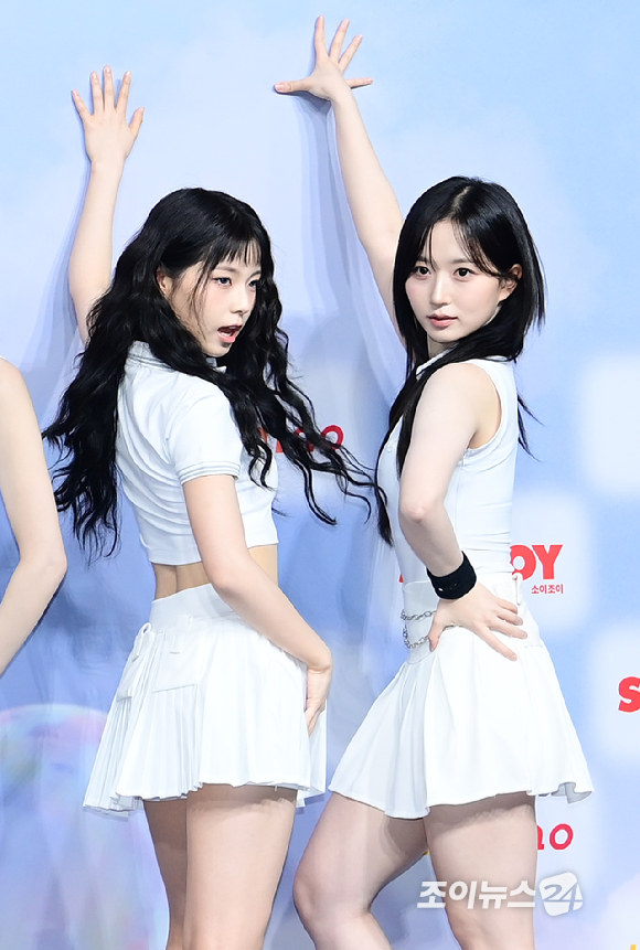 그룹 엔믹스(NMIXX) 규진과 해원이 21일 오후 인천광역시 중구 A리조트에서 열린 '2024 SBS 가요대전 썸머' 블루카펫 행사에 참석하고 있다. [사진=정소희 기자]