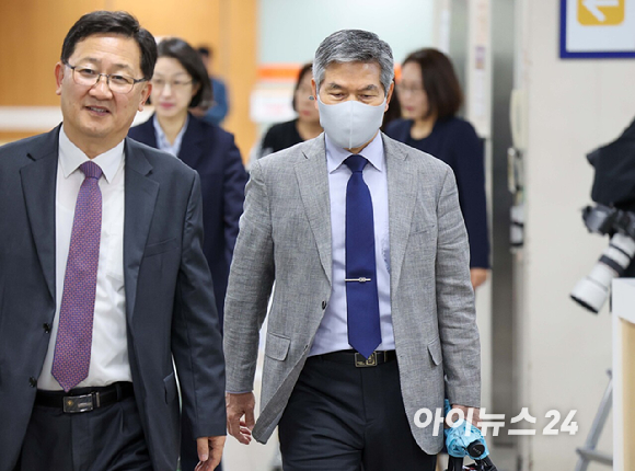 사드기밀 유출 관련 직권남용권리행사방해 등 혐의를 받는 정경두 전 국방부 장관이 20일 서울 서초구 서울중앙지법에서 열린 1차 공판준비기일에 출석하고 있다. 2026.4.20 [사진=사진공동취재단]