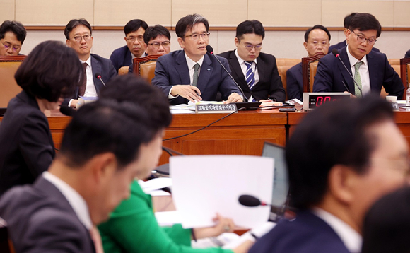 오동운(가운데) 고위공직자범죄수사처장이 14일 오후 서울 여의도 국회 법제사법위원회에서 열린 공수처에 대한 국정감사에서 의원들의 질의에 답변하고 있다. 2024.10.14. [사진=뉴시스]