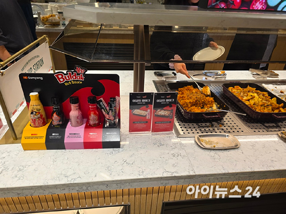 4일 서울 종로구 테이크 종각점 입구에서 고객들이 입장을 위해 대기하고 있다. [사진=구서윤 기자]