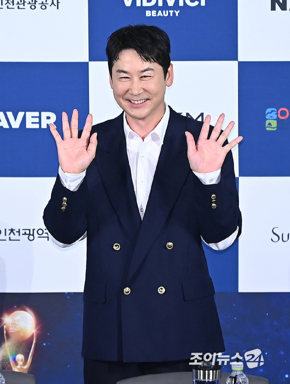 개그맨 신동엽이 25일 오전 서울 영등포구 CGV 여의도에서 열린 청룡시리즈어워즈 핸드프린팅 행사에서 포토타임을 갖고 있다. [사진=곽영래 기자]