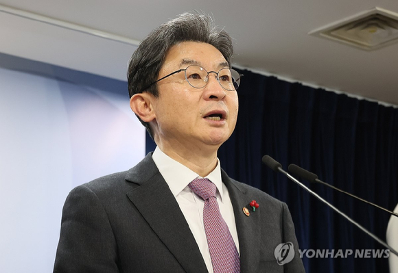 이억원 위원장이 19일 정부서울청사에서 열린 금융위원회&middot;공정거래위원회 업무보고 사후 브리핑에서 발언하고 있다. [사진=연합뉴스]