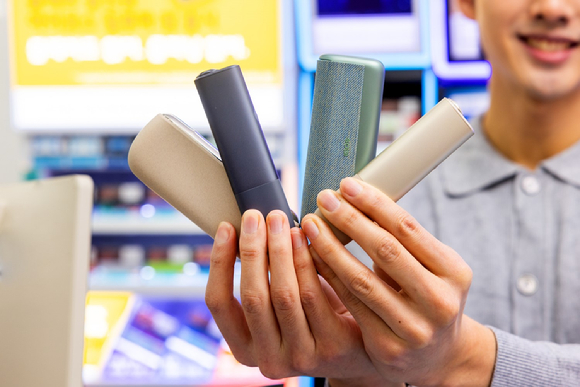 한국필립모리스가 차세대 궐련형 전자담배 기기 아이코스 일루마 시리즈를 16일 전국으로 확대 출시한다. 편의점에서 제품을 들고 있는 모델의 모습. [사진=한국필립모리스]