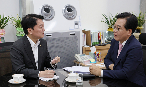 국민의힘 송언석 비상대책위원장 겸 원내대표와 의원들이 본회의가 열리고 있는 3일 서울 여의도 국회 로텐더홀에서 김민석 국무총리 후보자 임명동의안 등을 규탄하고 있다. 2025.7.3 [사진=연합뉴스]