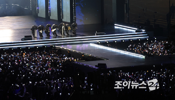 방탄소년단(BTS)이 21일 오후 서울 광화문 광장에서 정규 5집 '아리랑(ARIRANG)' 앨범 발매를 기념해 컴백 무대를 선보이고 있다.[사진=사진공동취재단]