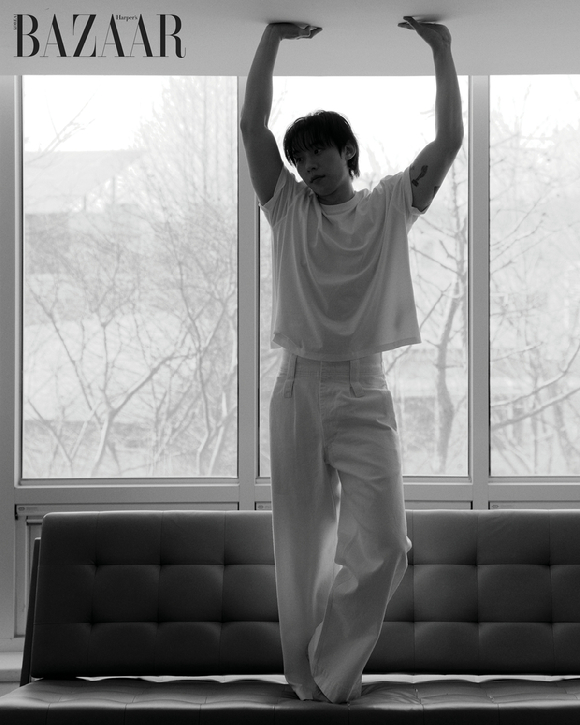 배우 김성철이 화보 촬영에서 포즈를 취하고 있다. [사진=하퍼스 바자]