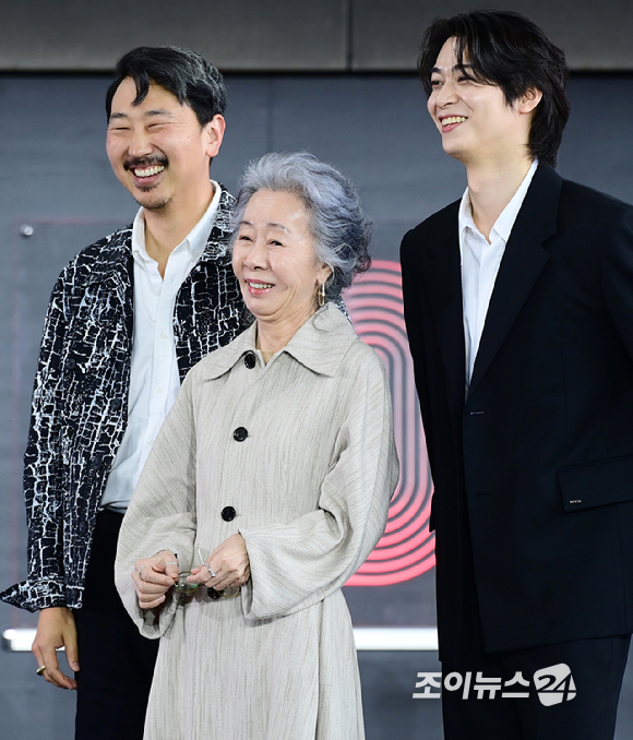 배우 윤여정이 19일 오후 부산광역시 해운대구 우동 영화의 전당에서 열린 제30회 부산국제영화제(BIFF) '결혼 피로연' 야외무대인사 행사에 참석하고 있다. [사진=정소희 기자]