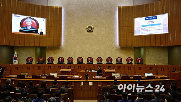 조희대 대법원장이 1일 오후 서울 서초구 대법원에서 이재명 더불어민주당 대선 후보의 공직선거법 위반 사건 상고심 선고를 위해 재판을 준비하고 있다. [사진=사진공동취재단]