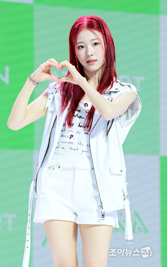 그룹 앳하트 아린이 13일 오후 서울 한남동 블루스퀘어에서 열린 앳하트(AtHeart) 첫 번째 EP '플롯 트위스트'(Plot Twist) 미디어 쇼케이스에 참석하고 있다. [사진=정소희 기자]