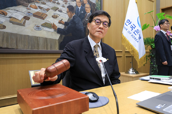 이창용 한국은행 총재가 10일 서울 중구 한국은행 본관에서 열린 금융통화위원회 본회의를 주재하고 있다. [사진=사진공동취재단]