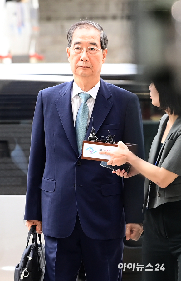 한덕수 전 국무총리가 27일 오후 서울중앙지법에 내란 우두머리 방조, 위증, 허위공문서 작성 등의 혐의로 구속 전 피의자 심문(영장실질심사)을 받기위해 출석하고 있다. [사진=정소희 기자]