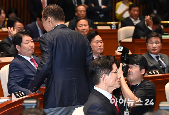 권영세 국민의힘 비상대책위원장이 9일 서울 여의도 국회에서 열린 의원총회에서 발언을 마친 뒤 이석하고 있다. [사진=곽영래 기자]