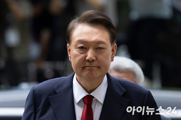 윤석열 전 대통령이 휴대전화 비밀번호 제공을 거부한 가운데, 해당 기기에 비밀번호와 얼굴 인식(Face ID)까지 설정된 이중 잠금이 확인되면서 포렌식 작업에 난항이 예상되고 있다. [사진=윤석열 인스타그램]