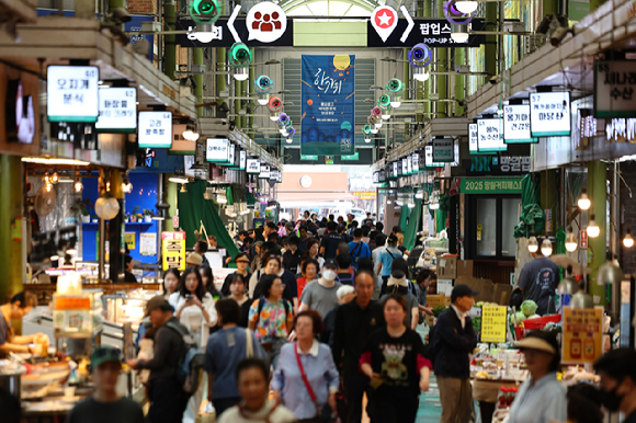 음식을 배달 중인 라이더 모습. [사진=연합뉴스]