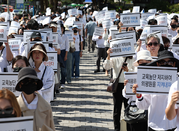 의대교수들이 3일 오후 서울 용산구 대통령실 인근에서 열린 에서 손팻말을 들고 있다. [사진=연합뉴스]