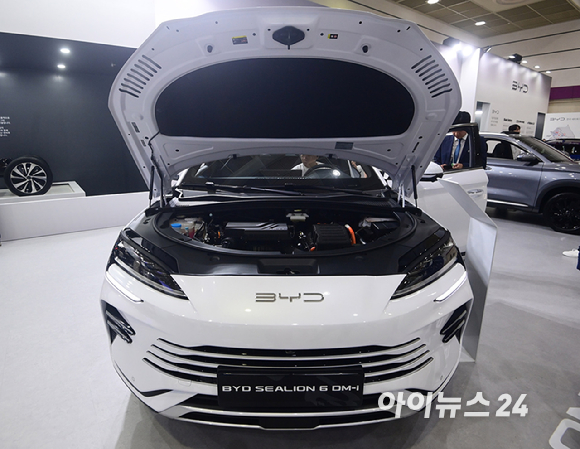 'EV 트렌드 코리아 2026'이 25일 서울 강남구 코엑스에서 열렸다. BYD코리아 부스에 순수 전기차 '아토 3 플러스'가 전시되고 있다. [사진=정소희 기자]