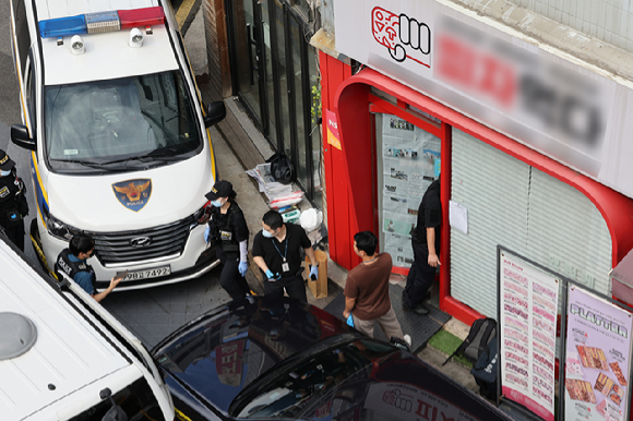 지난 3일 서울 관악구 한 식당에서 칼부림 사건이 발생, 경찰이 조사하고 있다. [사진=연합뉴스]