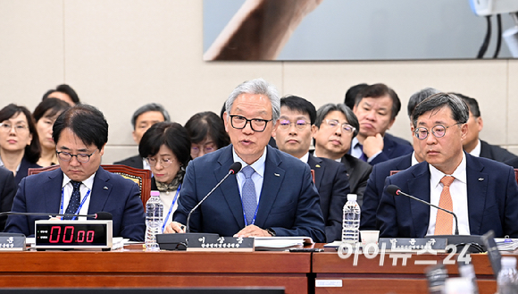 이상중 한국인터넷진흥원 원장이 15일 서울 여의도 국회에서 열린 과학기술정보방송통신위원회의 정보통신산업진흥원 등에 대한 국정감사에서 질의에 답변하고 있다. [사진=곽영래 기자]