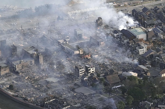 아오모리 현에서 지진으로 인해 피해 받은 자동차. [사진=X 갈무리]