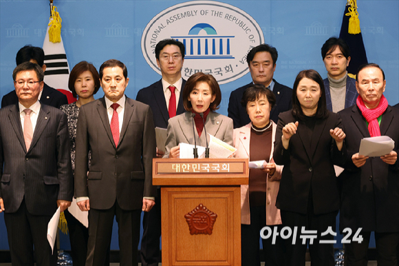 국민의힘 의원들이 28일 서울 여의도 국회 소통관에서 '헌정질서&middot;법치주의 수호 및 사회안정&middot;국민통합을 위한 헌법&middot;법률&middot;양심에 따른 공정한 평의 촉구 탄원' 기자회견을 하고 있다. [사진=곽영래 기자]